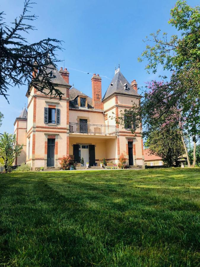 Chateau Segot Neuilly-le-Real Exterior photo