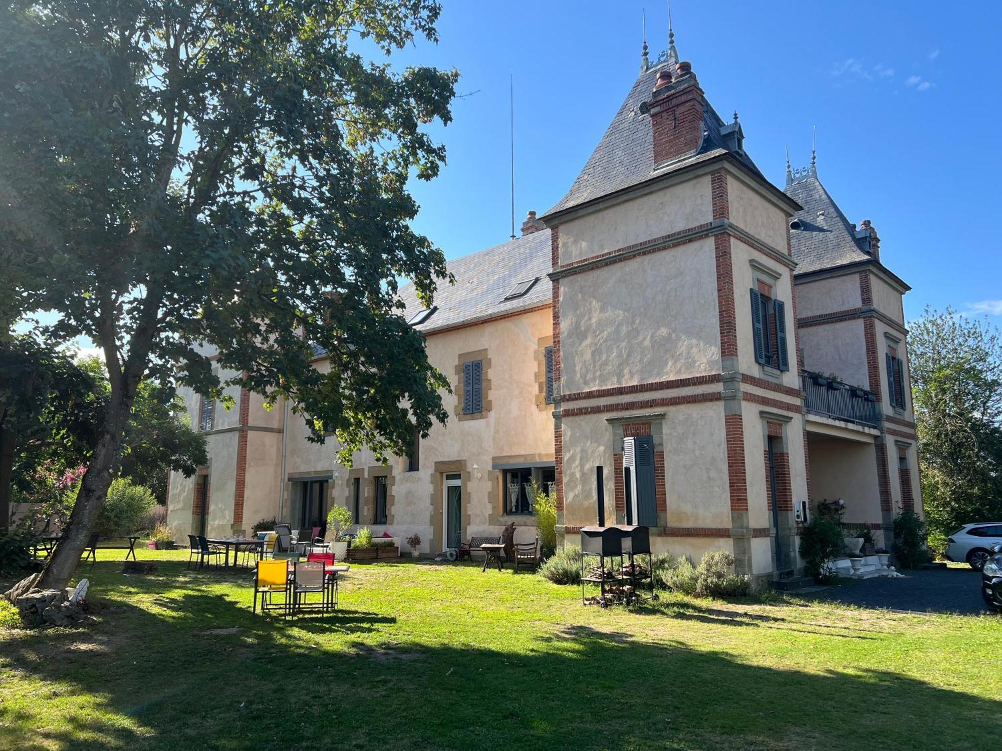 Chateau Segot Neuilly-le-Real Exterior photo