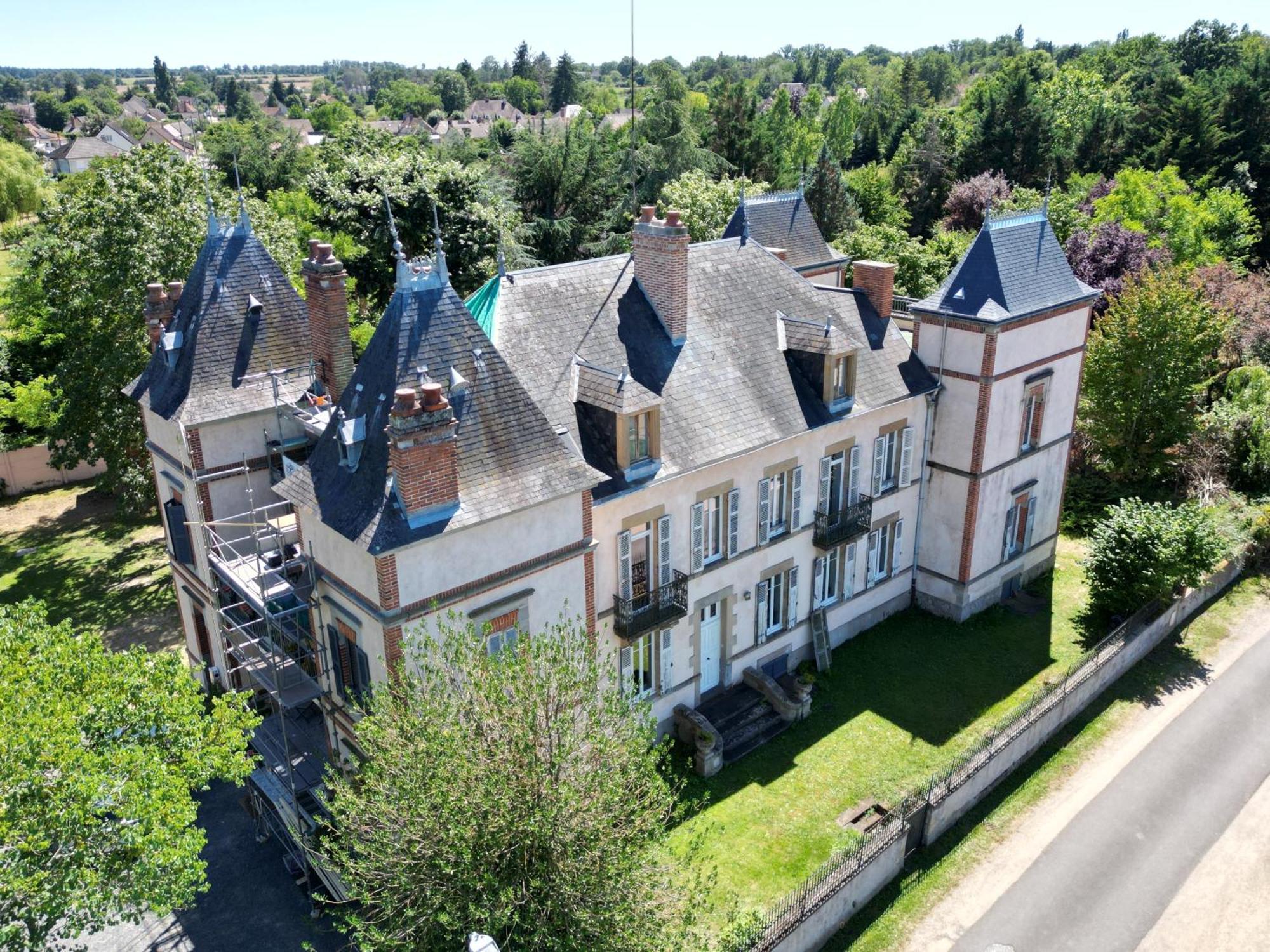 Chateau Segot Neuilly-le-Real Exterior photo
